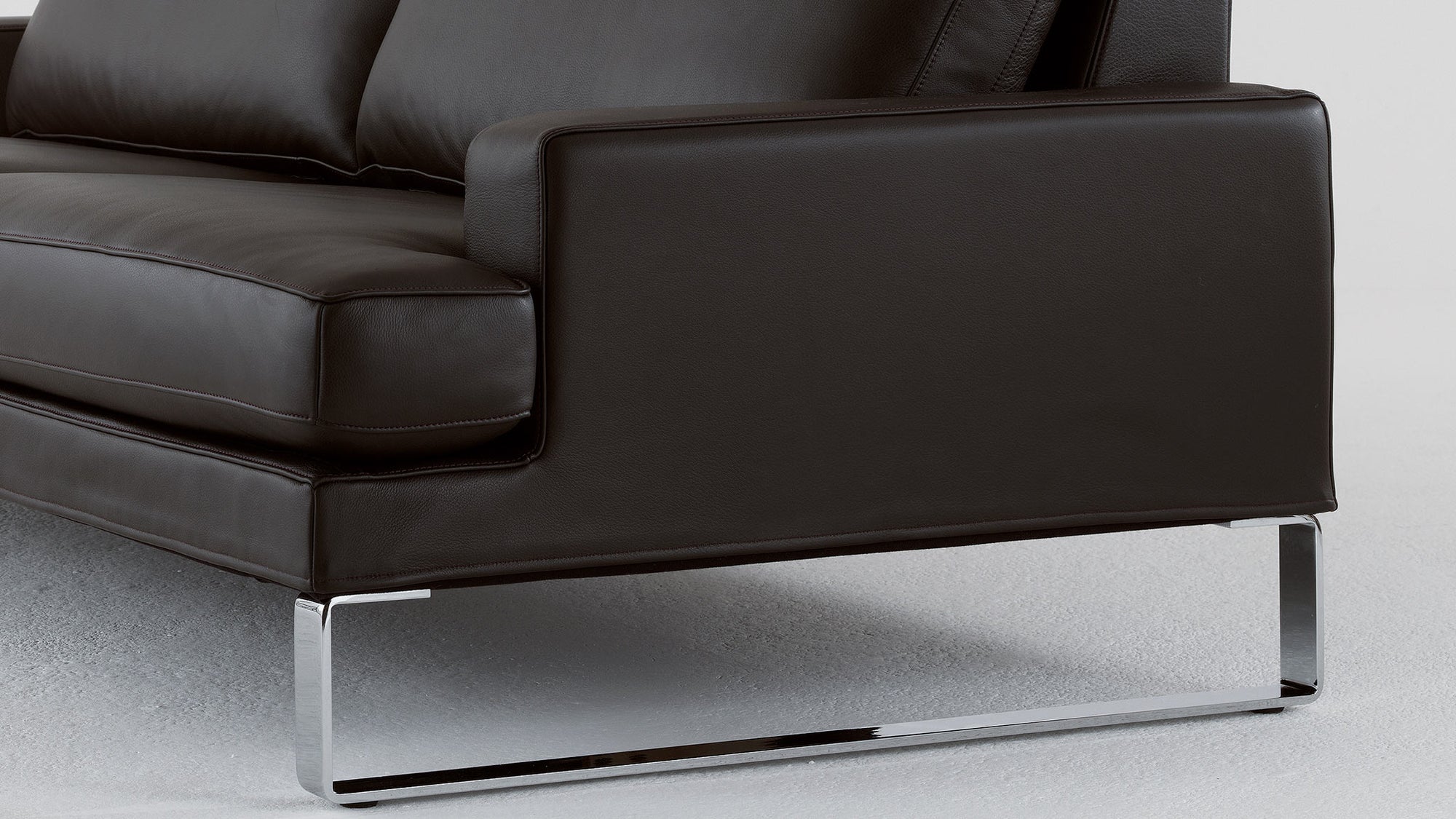 Schwarzes Ledersofa von Frank Sitzmobel Fsm mit verchromten Metallfüßen und modernem Design.