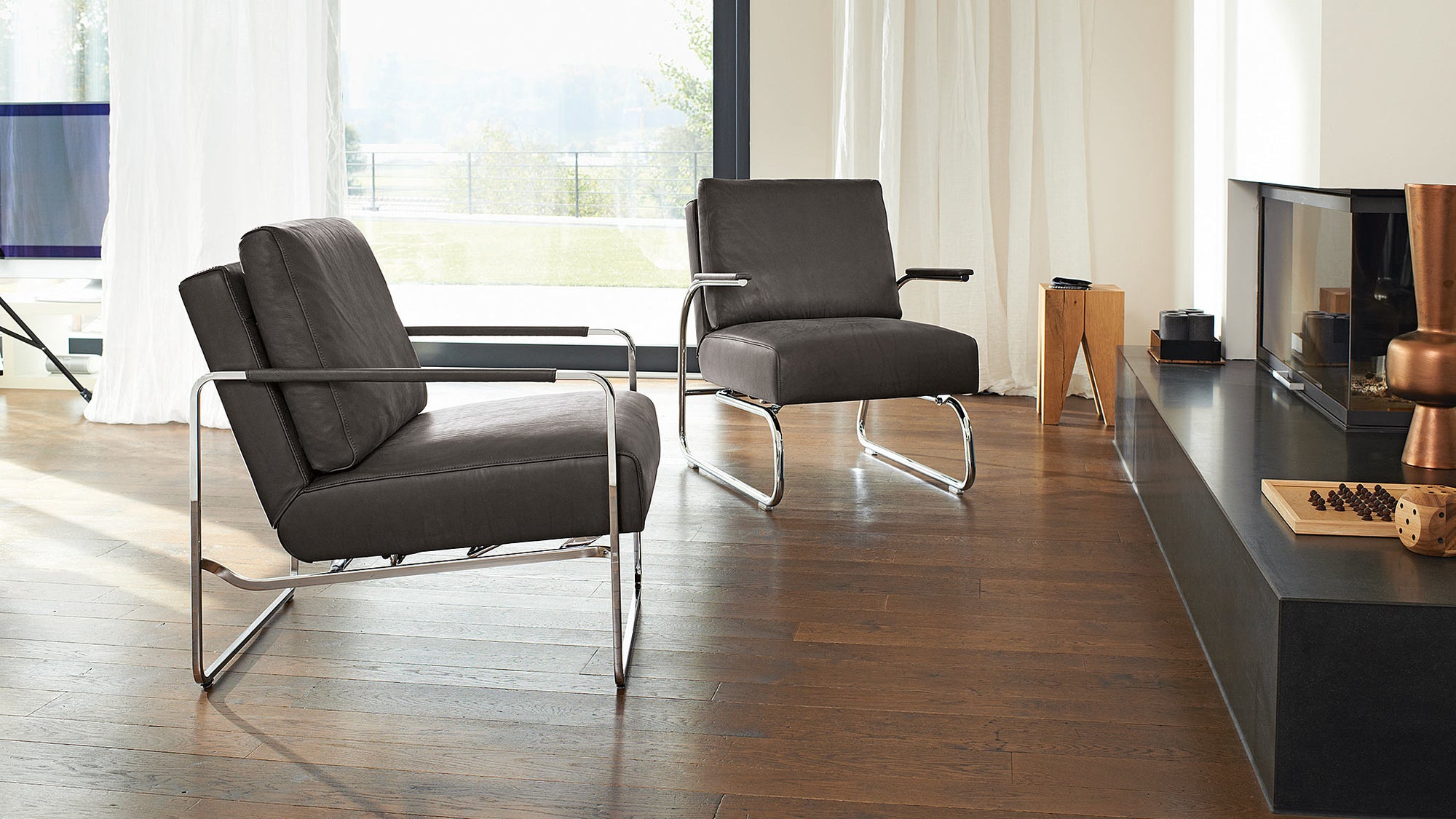Dunkelgrauer Ledersessel mit Chromgestell von Frank Sitzmöbel FSM, elegantes Design.