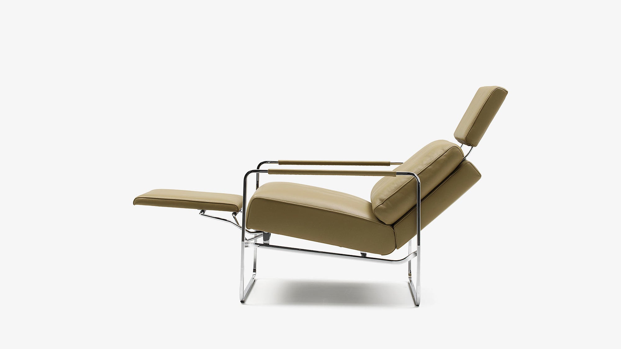 Beiger Ledersessel mit Relaxfunktion und Metallgestell von Frank Sitzmöbel FSM, elegantes Design.