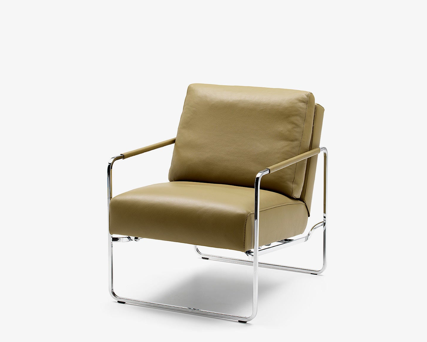 Beiger Ledersessel mit Chromgestell von Frank Sitzmöbel FSM, ideal als Relaxsessel.