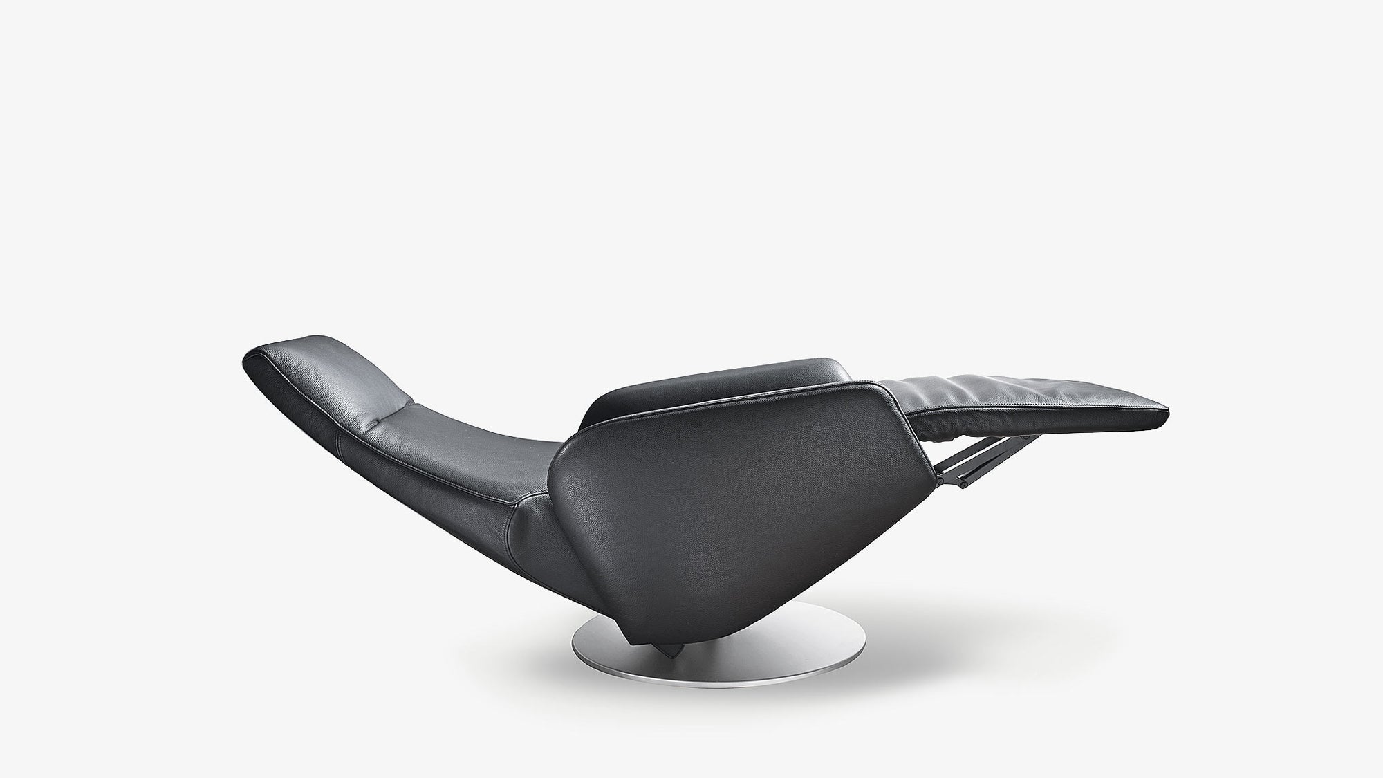 Schwarzer Ledersessel mit Relaxfunktion von Frank Sitzmöbel FSM, stilvoll und ergonomisch gestaltet.