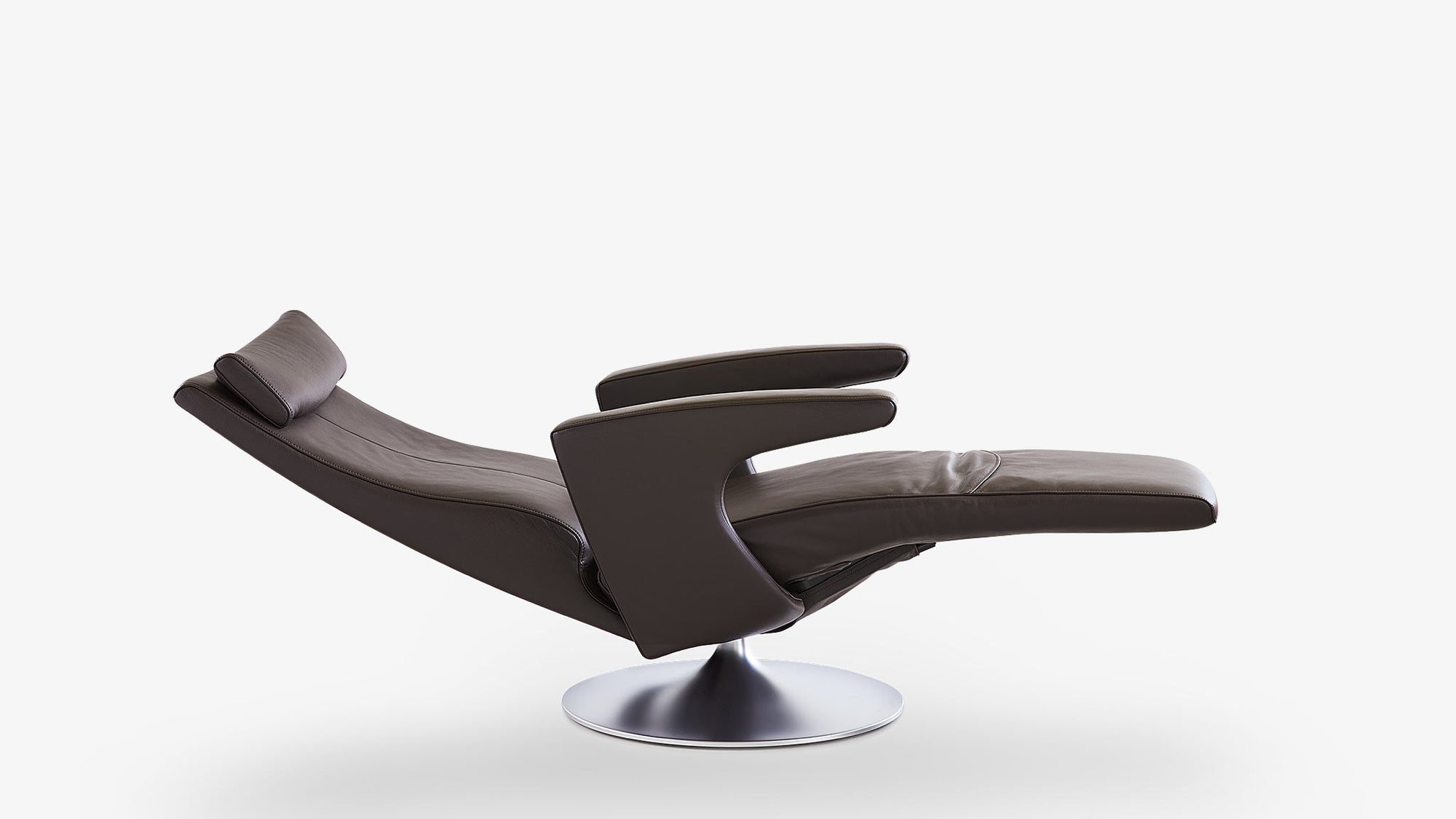 Ein brauner Ledersessel mit Relaxfunktion von Frank Sitzmobel Fsm bietet ergonomischen Komfort.