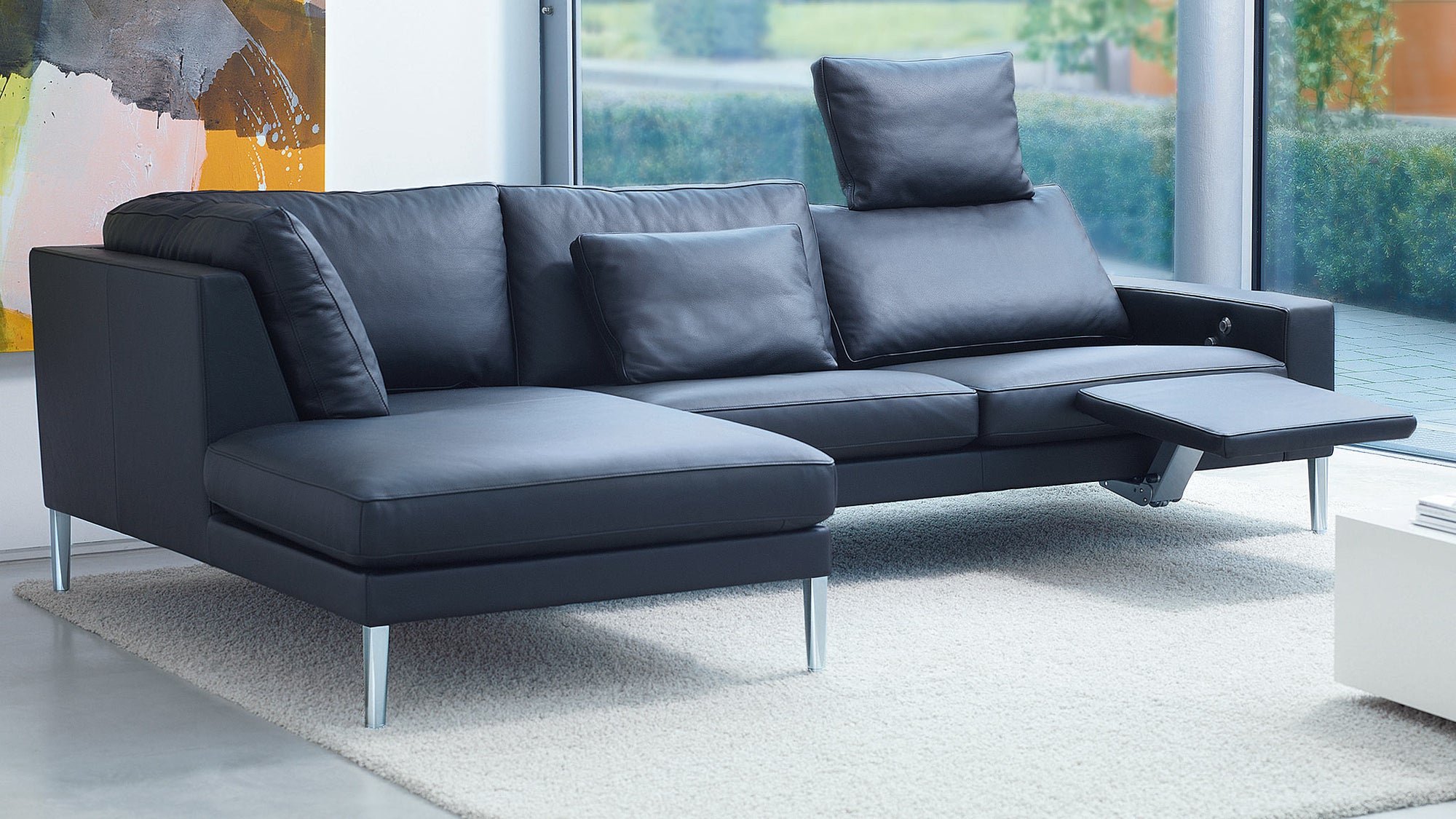 Schwarzes Ledersofa mit Relaxfunktion von Frank Sitzmöbel FSM, elegantes Design für modernes Wohnen.