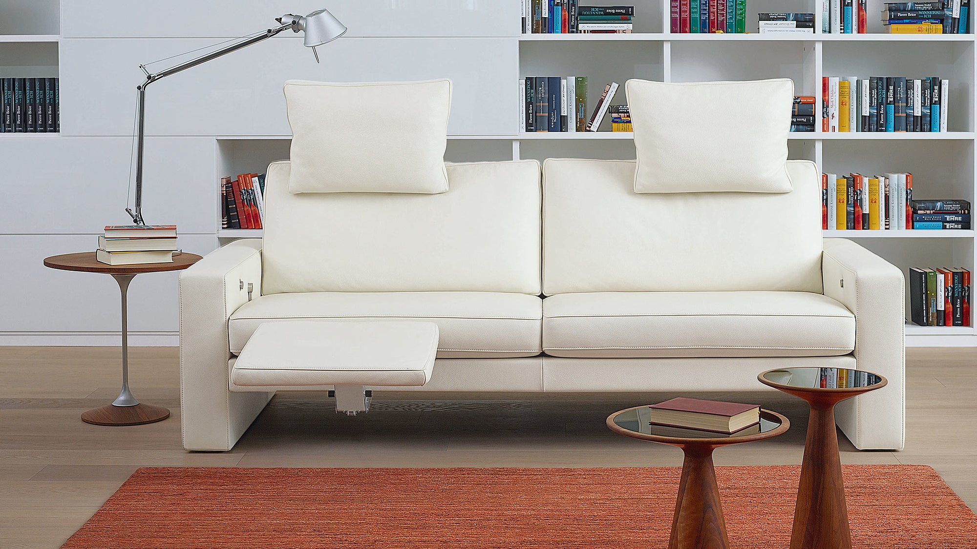 Weißes Ledersofa mit verstellbarer Kopfstütze von Frank Sitzmobel Fsm im eleganten Design.