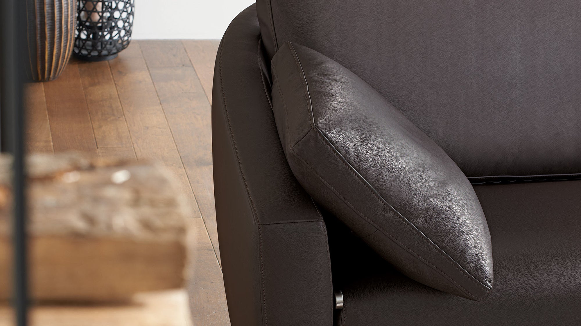 Ein braunes Ledersofa von Frank Sitzmöbel FSM mit verstellbarer Kopfstütze.