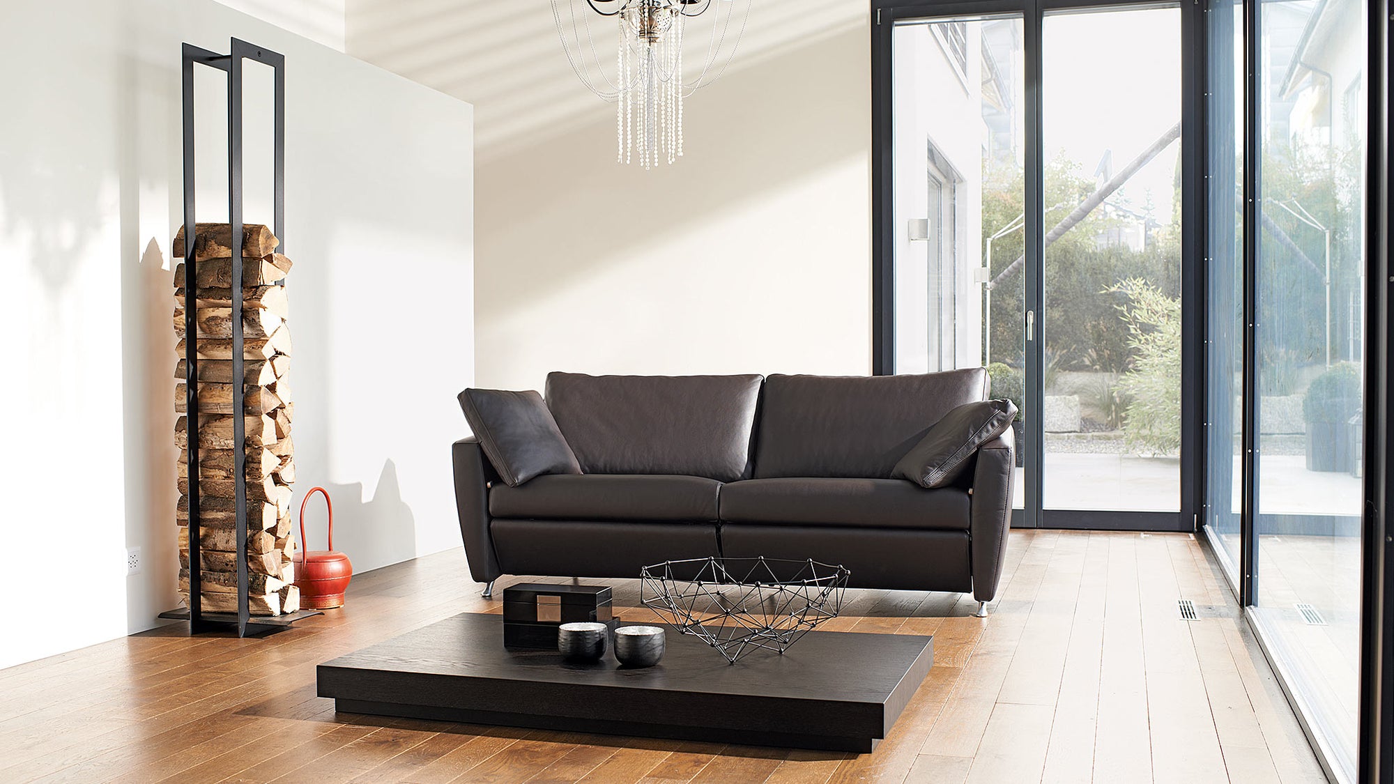 Schwarzes Ledersofa von Frank Sitzmöbel FSM, elegantes Design mit komfortabler Sitzfläche.
