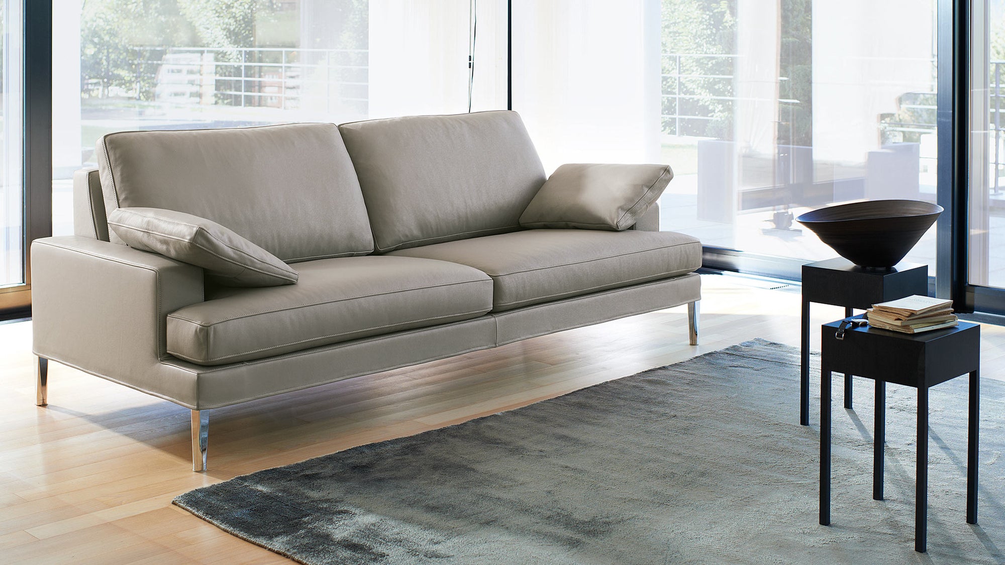 Graues Ledersofa von Frank Sitzmobel Fsm, elegantes Design, ideal für stilvolle Wohnzimmer.