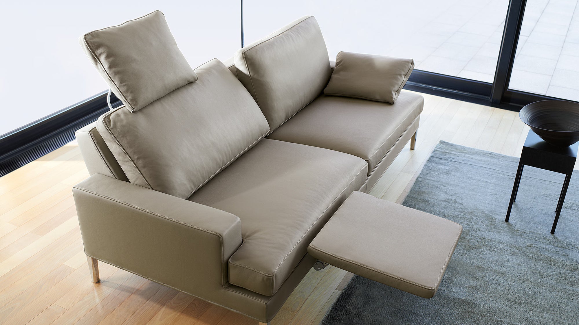 Beiges Ledersofa von Frank Sitzmobel Fsm mit verstellbarer Kopfstütze und Fußstütze.