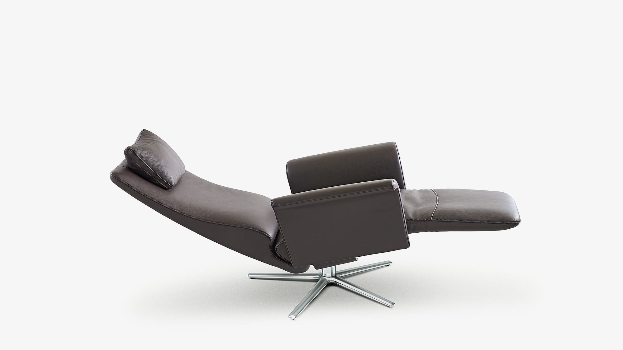Ein brauner Ledersessel mit Relaxfunktion von Frank Sitzmobel FSM, verstellbar und elegant.