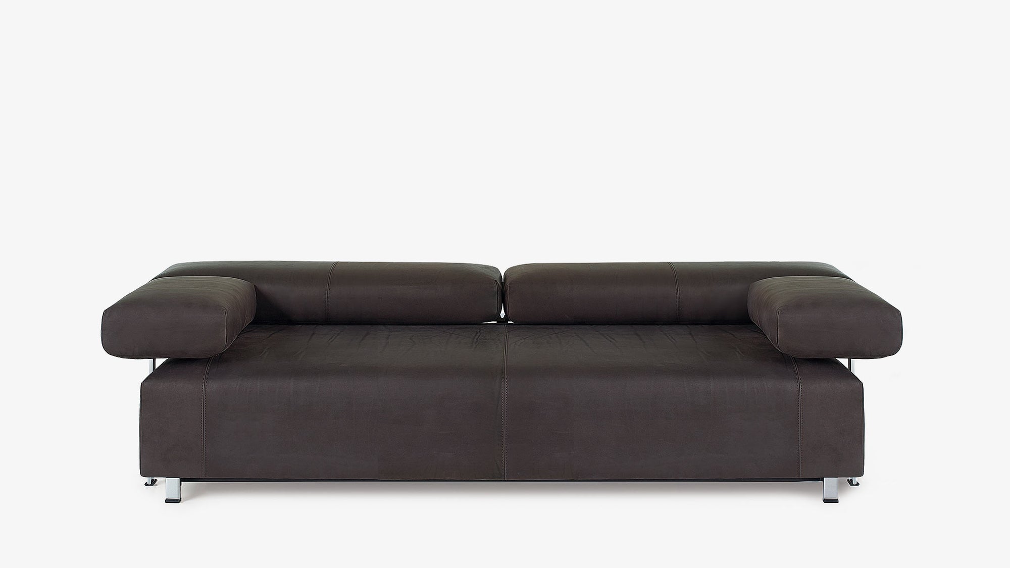 Ein dunkelbraunes Ledersofa von Frank Sitzmobel Fsm mit verstellbaren Armlehnen.