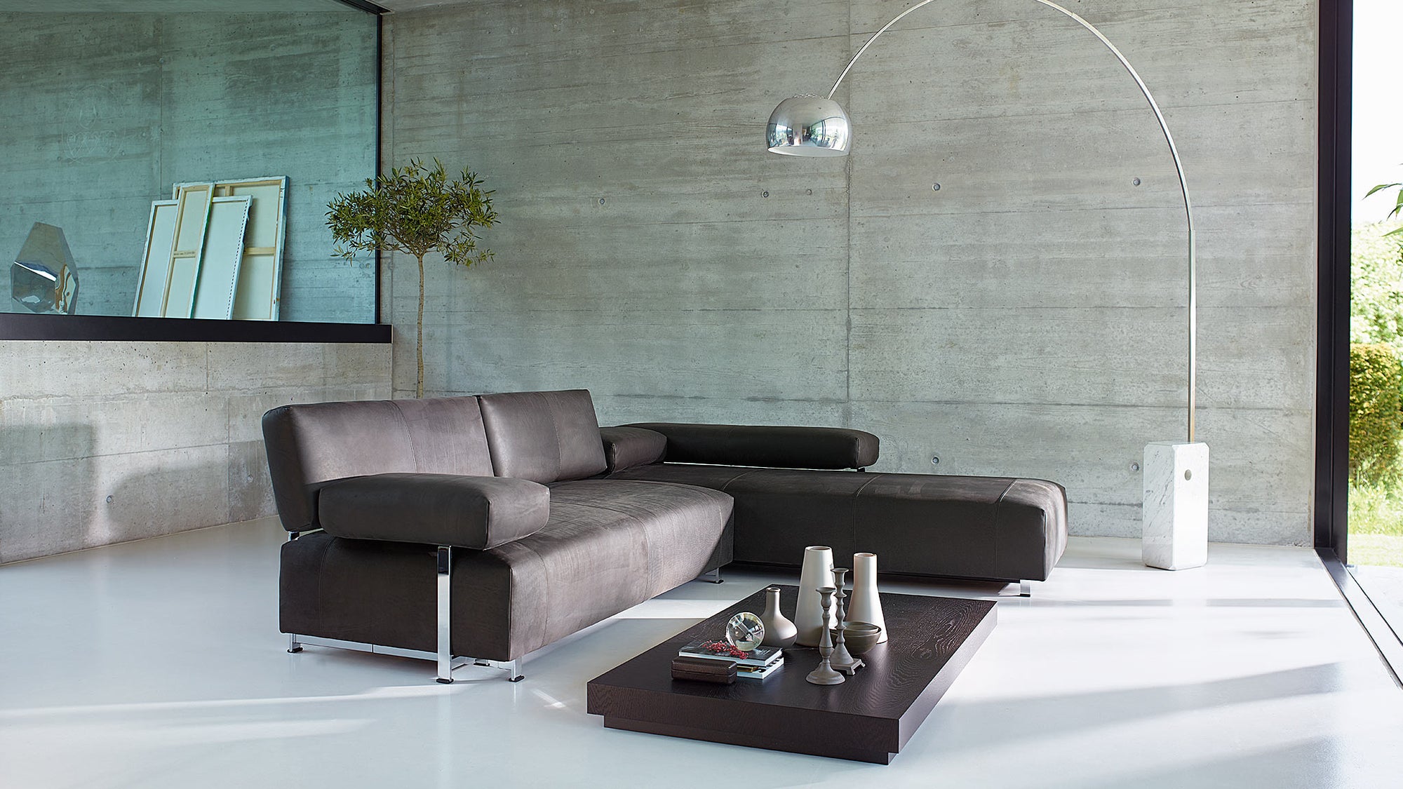 Graues Ledersofa von Frank Sitzmobel Fsm mit Metallfüßen, ideal für stilvolle Wohnzimmer.