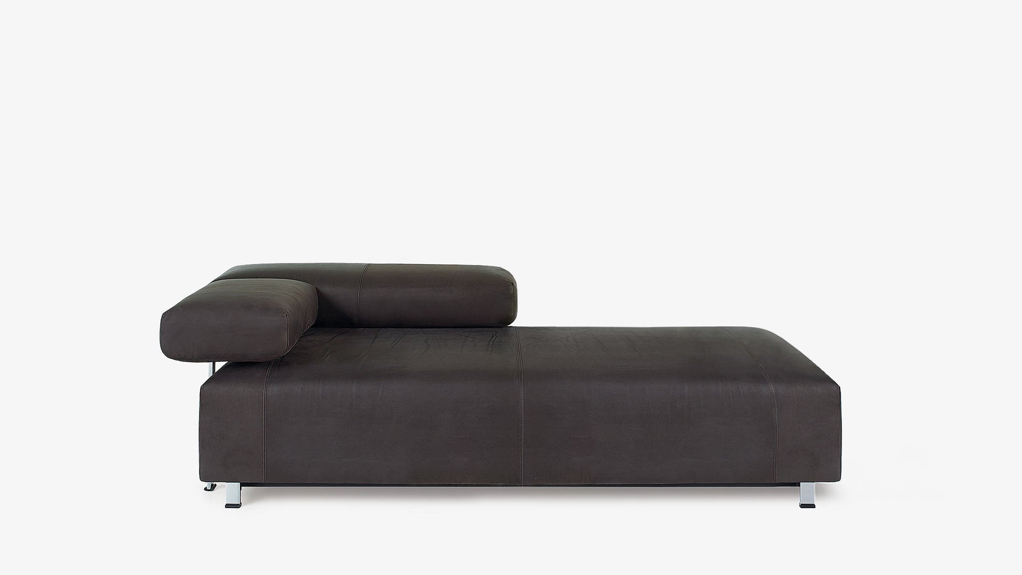 Ein dunkelbraunes Ledersofa von Frank Sitzmobel Fsm mit verstellbarer Kopfstütze.