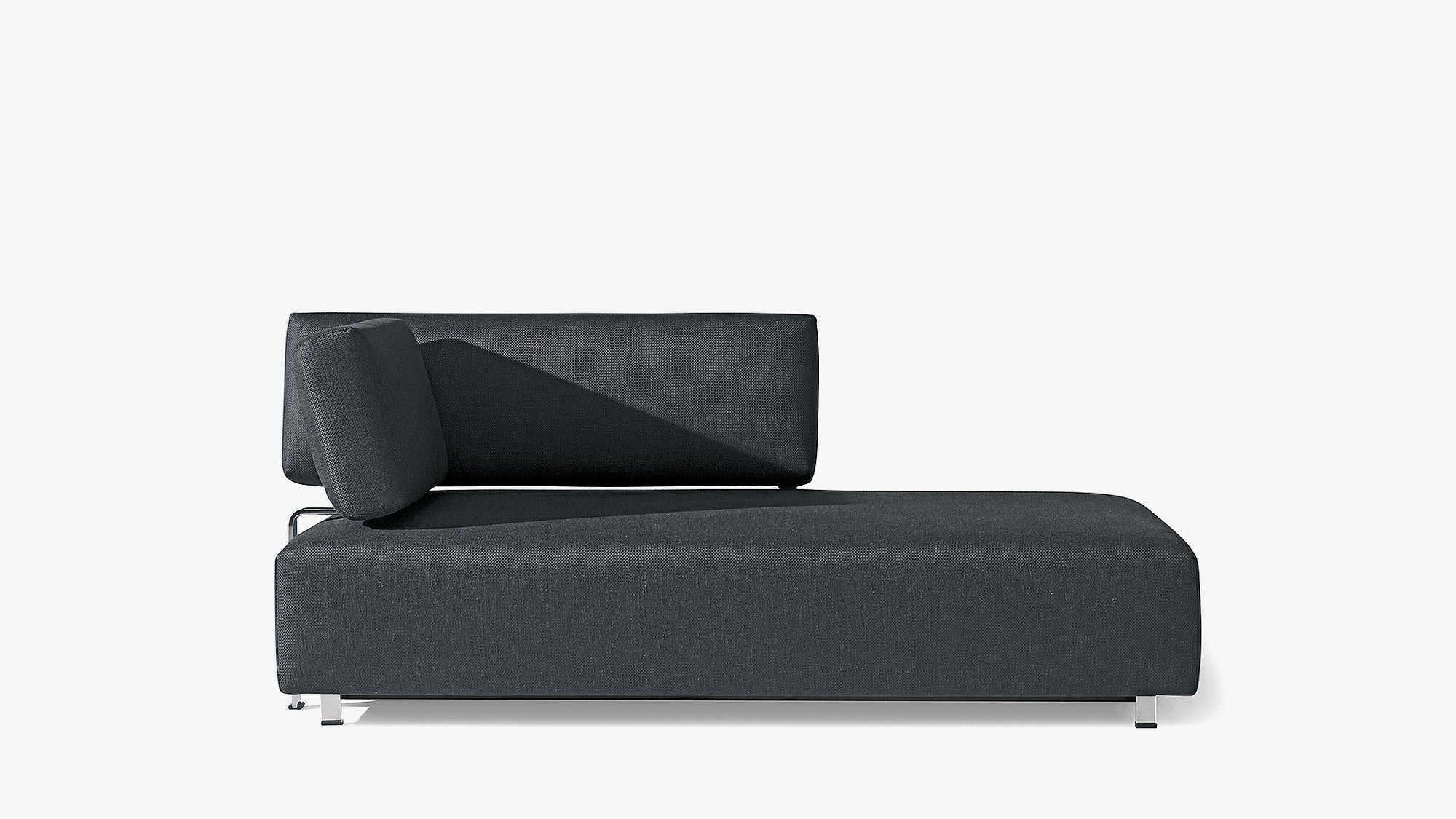 Ein modulares, dunkelgraues Stoffsofa von Frank Sitzmobel Fsm mit verstellbarer Rückenlehne.