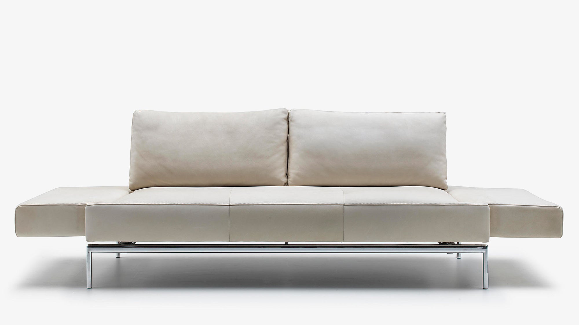 Cremefarbenes Ledersofa von Frank Sitzmöbel FSM mit verstellbaren Armlehnen und Metallgestell.
