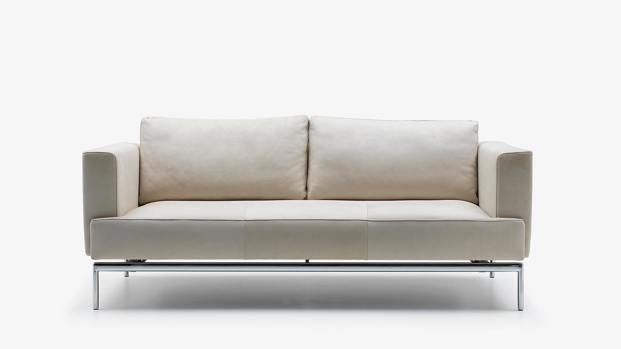 Beiges Ledersofa von Frank Sitzmöbel FSM mit elegantem Design und verchromten Beinen.