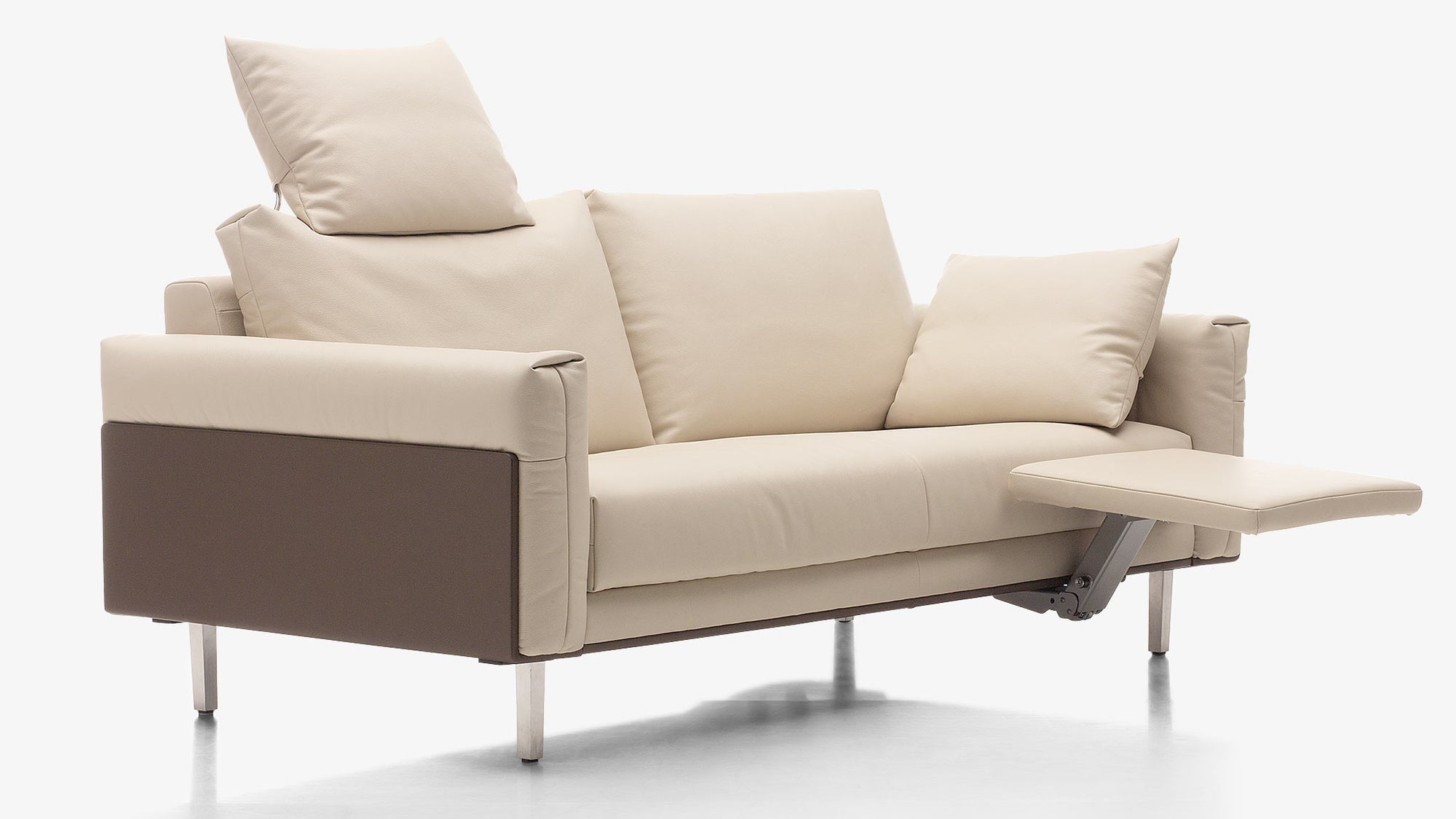 Beiges Ledersofa von Frank Sitzmöbel Fsm mit verstellbarer Kopfstütze und Relaxfunktion.
