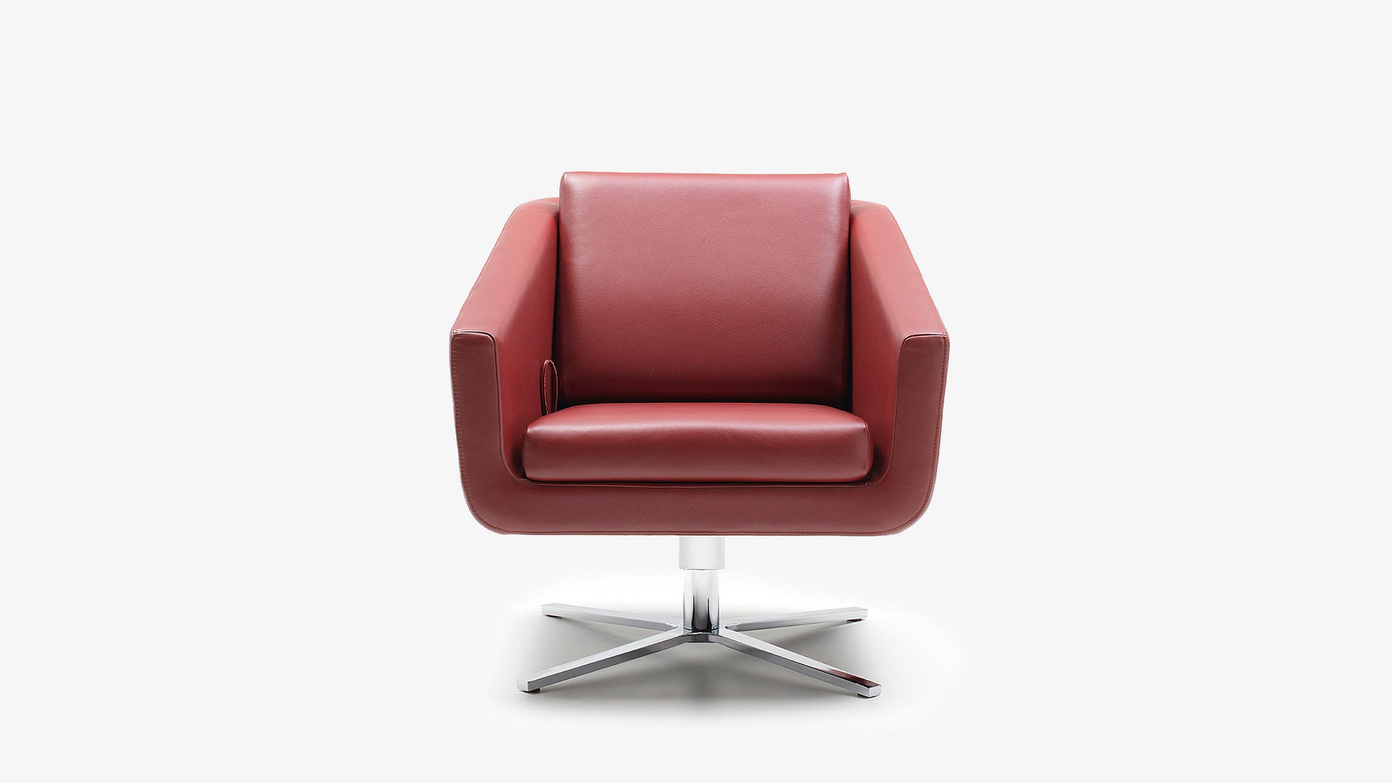 Ein roter Ledersessel von Frank Sitzmöbel FSM, drehbar und elegant gestaltet.